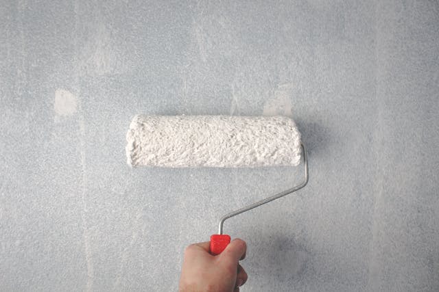 Cómo combinar papel pintado y pintura